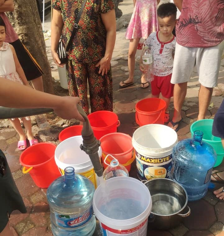 Người dân Linh Đàm xếp hàng chia nước sạch như chia gạo thời bao cấp ảnh 9