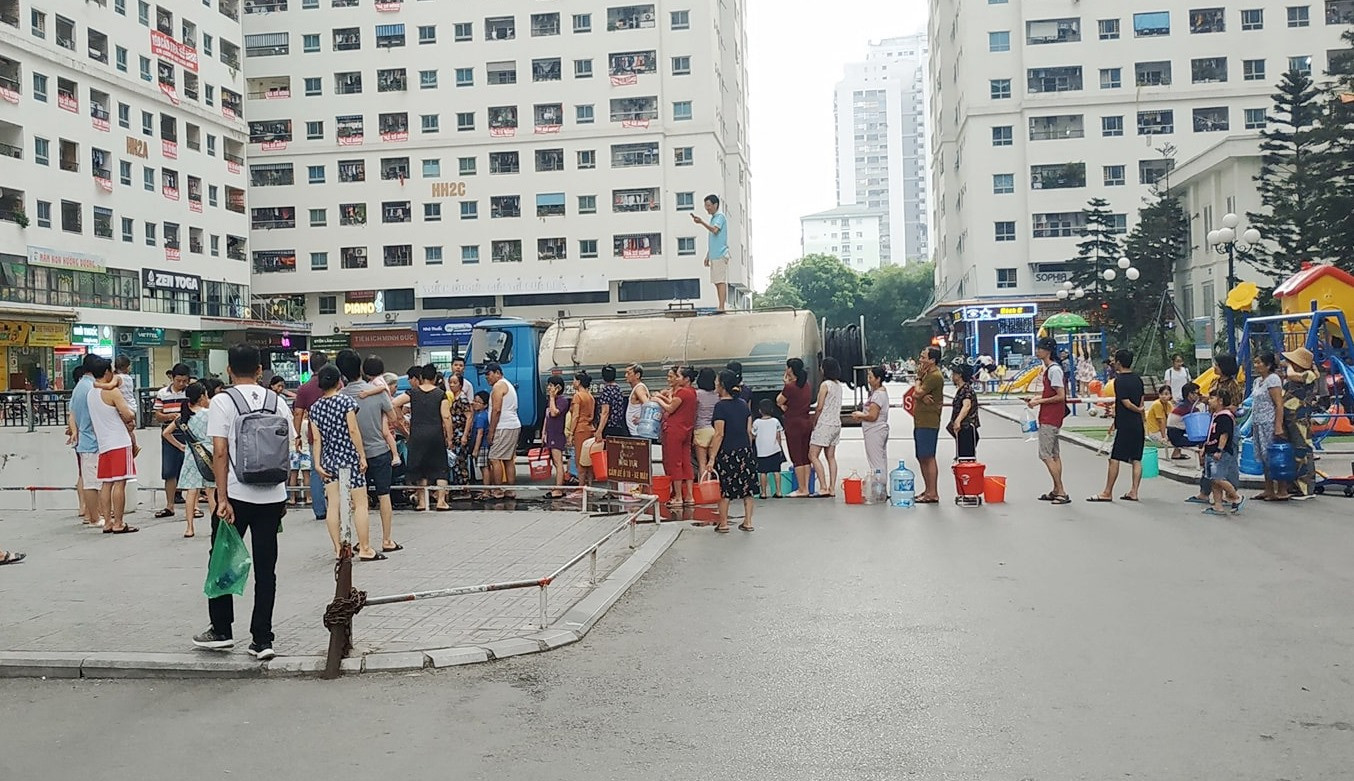 Người dân Linh Đàm xếp hàng chia nước sạch như chia gạo thời bao cấp ảnh 7