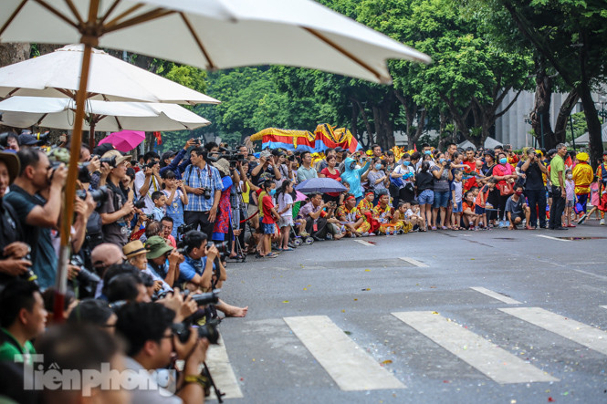 Chiêm ngưỡng 'rồng bay' trên phố đi bộ hồ Hoàn Kiếm ảnh 6