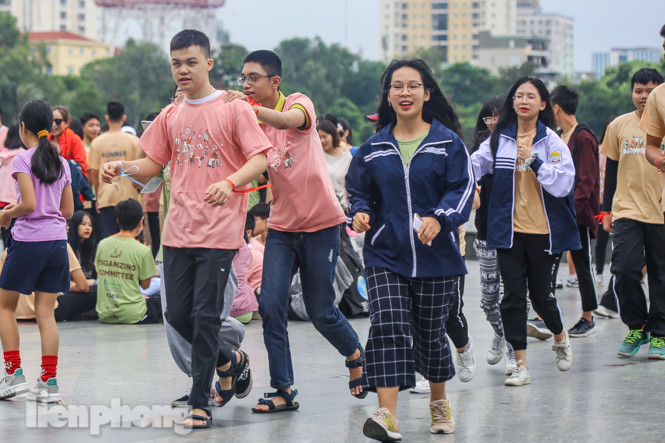 Trẻ khuyết tật chạy thi marathon cùng hàng trăm thanh niên thủ đô ảnh 4