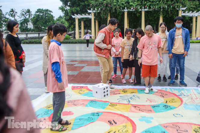 Trẻ khuyết tật chạy thi marathon cùng hàng trăm thanh niên thủ đô ảnh 9
