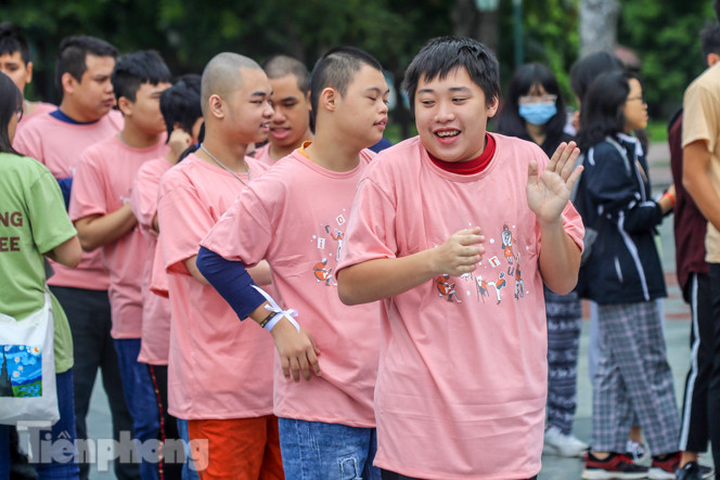 Trẻ khuyết tật chạy thi marathon cùng hàng trăm thanh niên thủ đô ảnh 1