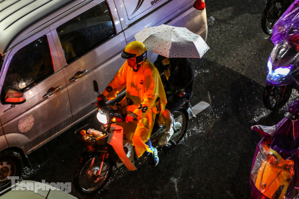 Người dân Thủ đô 'vật vã' về nhà trong cơn mưa tầm tã ảnh 2