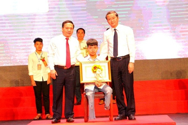 Đôi bạn 10 năm cõng nhau đến trường ở Thanh Hóa chia xa trong tiếc nuối ảnh 2