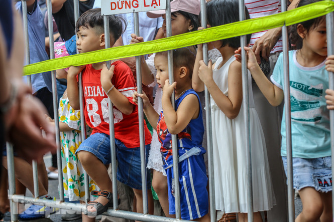 Chiêm ngưỡng 'rồng bay' trên phố đi bộ hồ Hoàn Kiếm ảnh 7