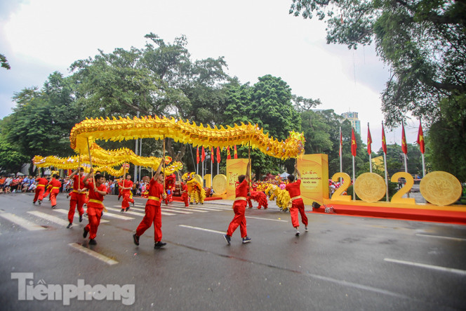 Chiêm ngưỡng 'rồng bay' trên phố đi bộ hồ Hoàn Kiếm ảnh 1