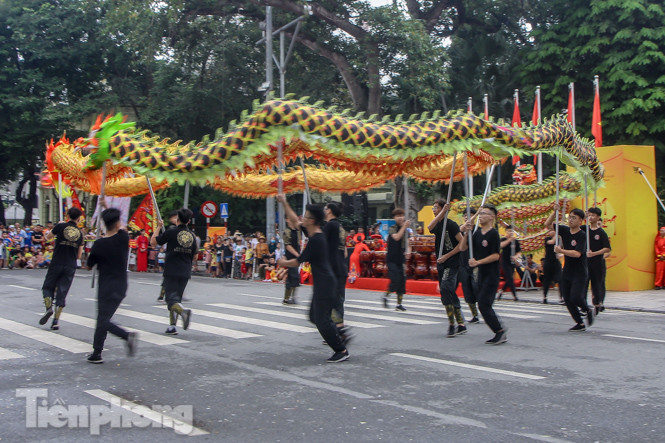Chiêm ngưỡng 'rồng bay' trên phố đi bộ hồ Hoàn Kiếm ảnh 15