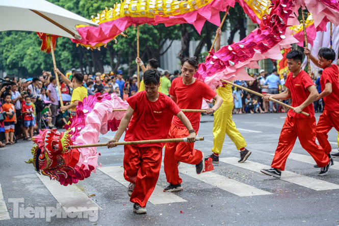 Chiêm ngưỡng 'rồng bay' trên phố đi bộ hồ Hoàn Kiếm ảnh 11