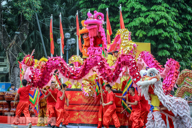 Chiêm ngưỡng 'rồng bay' trên phố đi bộ hồ Hoàn Kiếm ảnh 16