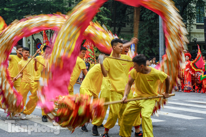 Chiêm ngưỡng 'rồng bay' trên phố đi bộ hồ Hoàn Kiếm ảnh 14