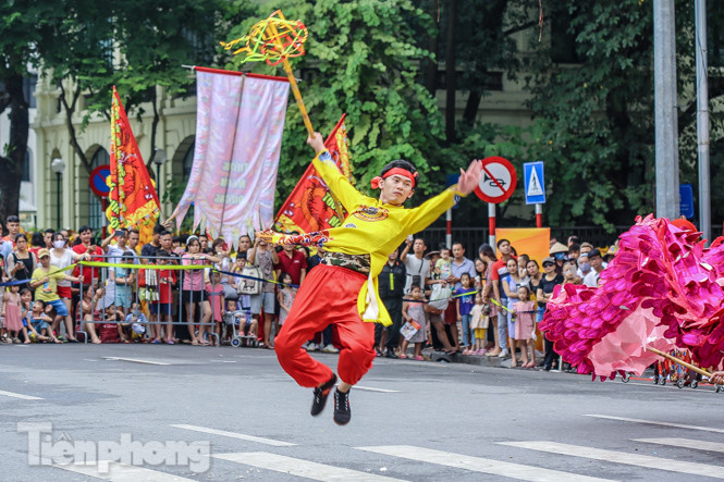 Chiêm ngưỡng 'rồng bay' trên phố đi bộ hồ Hoàn Kiếm ảnh 12
