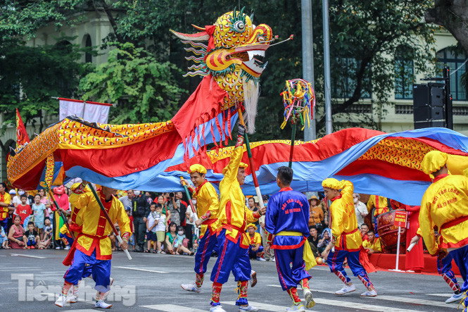 Chiêm ngưỡng 'rồng bay' trên phố đi bộ hồ Hoàn Kiếm ảnh 10