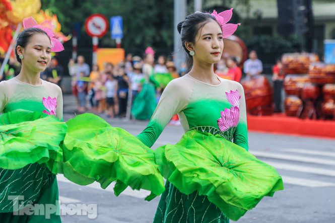 Chiêm ngưỡng 'rồng bay' trên phố đi bộ hồ Hoàn Kiếm ảnh 13