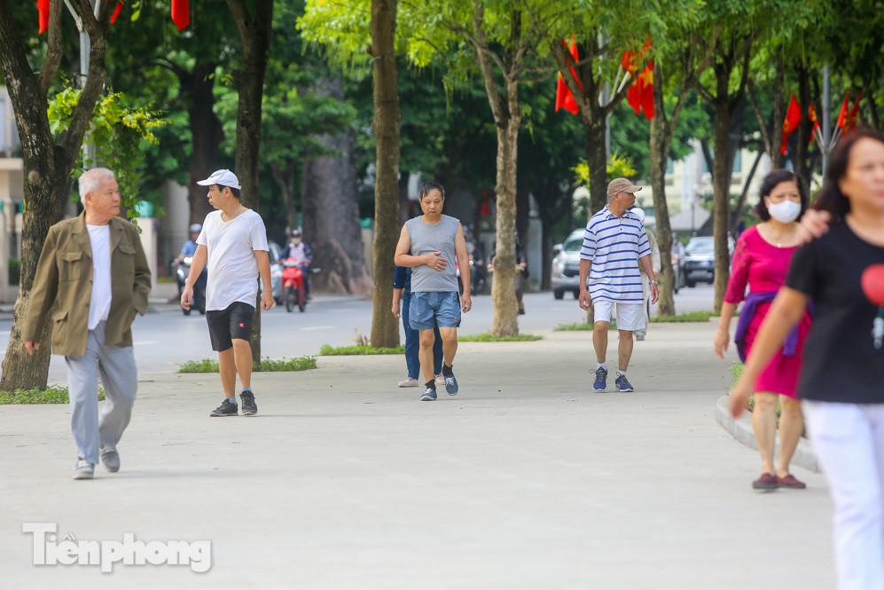 Thưởng lãm hồ Hoàn Kiếm diện mạo mới trong tiết trời thu Hà Nội ảnh 3