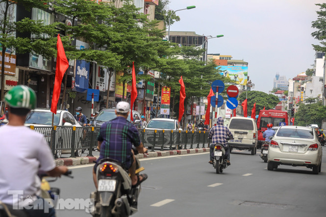 Phố phường rợp cờ hoa chào mừng 1010 năm Thăng Long - Hà Nội ảnh 14