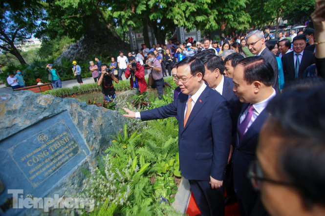 Bí thư Thành ủy Hà Nội gắn biển công trình cải tạo, chỉnh trang hồ Hoàn Kiếm ảnh 9