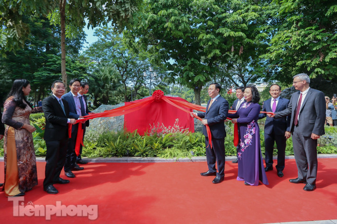 Bí thư Thành ủy Hà Nội gắn biển công trình cải tạo, chỉnh trang hồ Hoàn Kiếm ảnh 7