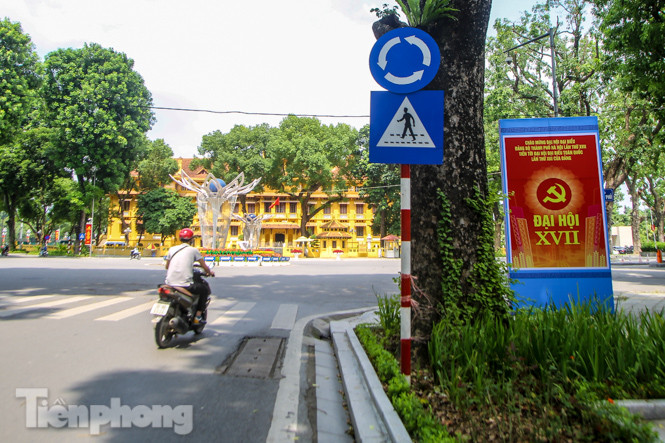 Phố phường rợp cờ hoa chào mừng 1010 năm Thăng Long - Hà Nội ảnh 4