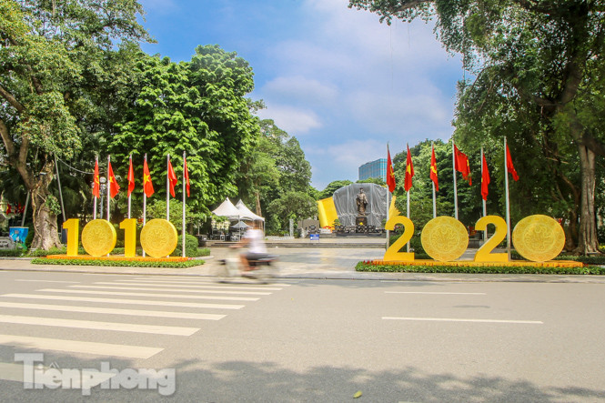 Phố phường rợp cờ hoa chào mừng 1010 năm Thăng Long - Hà Nội ảnh 11