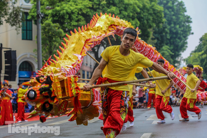 Chiêm ngưỡng 'rồng bay' trên phố đi bộ hồ Hoàn Kiếm ảnh 4