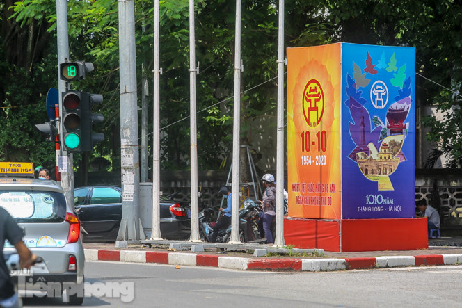 Phố phường rợp cờ hoa chào mừng 1010 năm Thăng Long - Hà Nội ảnh 6