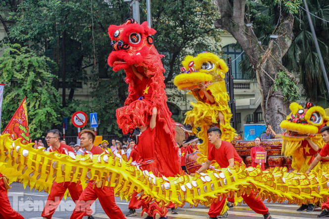 Chiêm ngưỡng 'rồng bay' trên phố đi bộ hồ Hoàn Kiếm ảnh 8