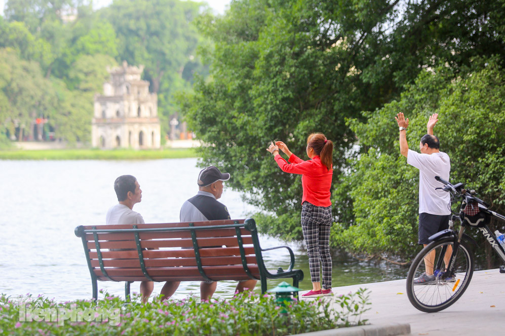 Thưởng lãm hồ Hoàn Kiếm diện mạo mới trong tiết trời thu Hà Nội ảnh 2