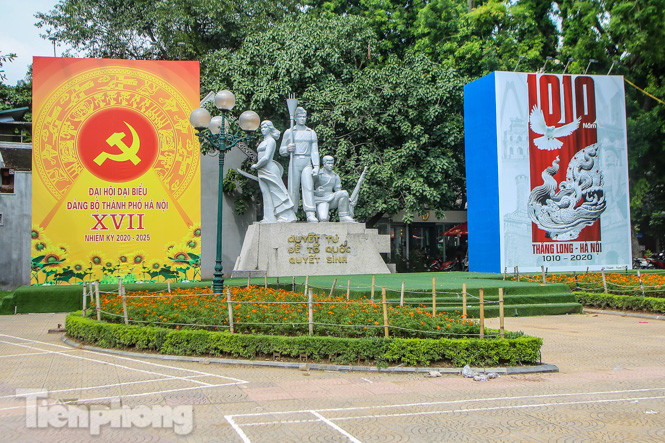Phố phường rợp cờ hoa chào mừng 1010 năm Thăng Long - Hà Nội ảnh 13