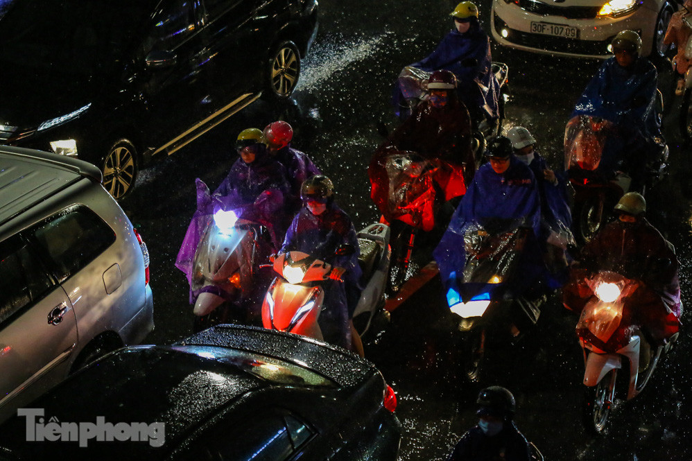 Người dân Thủ đô 'vật vã' về nhà trong cơn mưa tầm tã ảnh 4