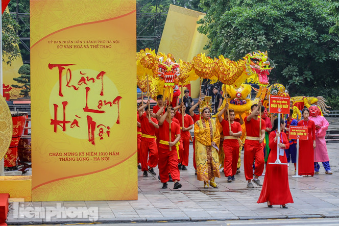 Chiêm ngưỡng 'rồng bay' trên phố đi bộ hồ Hoàn Kiếm ảnh 2