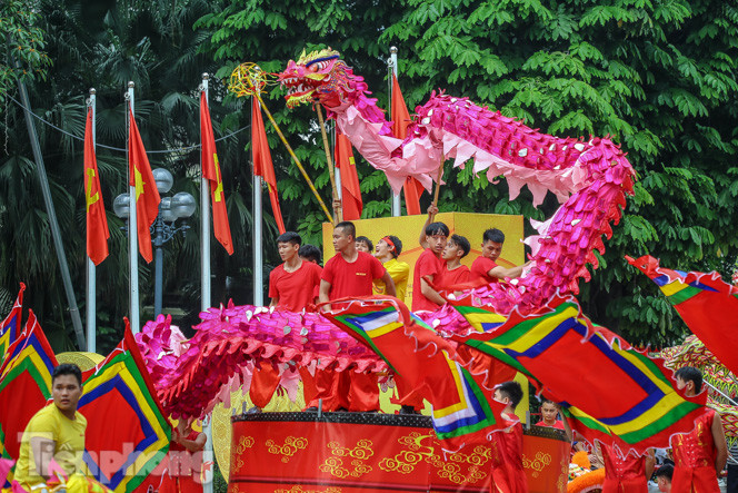 Chiêm ngưỡng 'rồng bay' trên phố đi bộ hồ Hoàn Kiếm ảnh 17