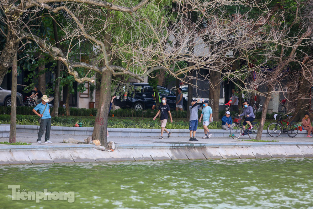 Thưởng lãm hồ Hoàn Kiếm diện mạo mới trong tiết trời thu Hà Nội ảnh 1