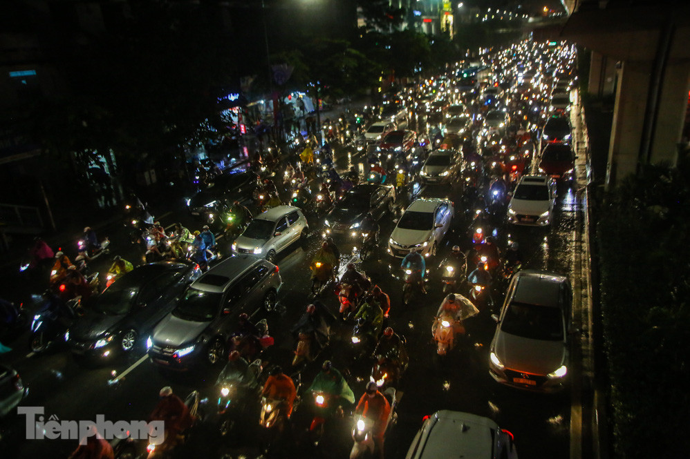 Người dân Thủ đô 'vật vã' về nhà trong cơn mưa tầm tã ảnh 7