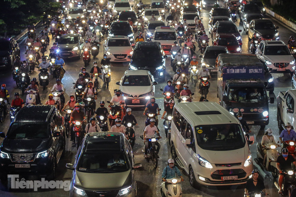 Đường phố Hà Nội đông nghẹt sau mưa tầm tã nhiều giờ ảnh 14