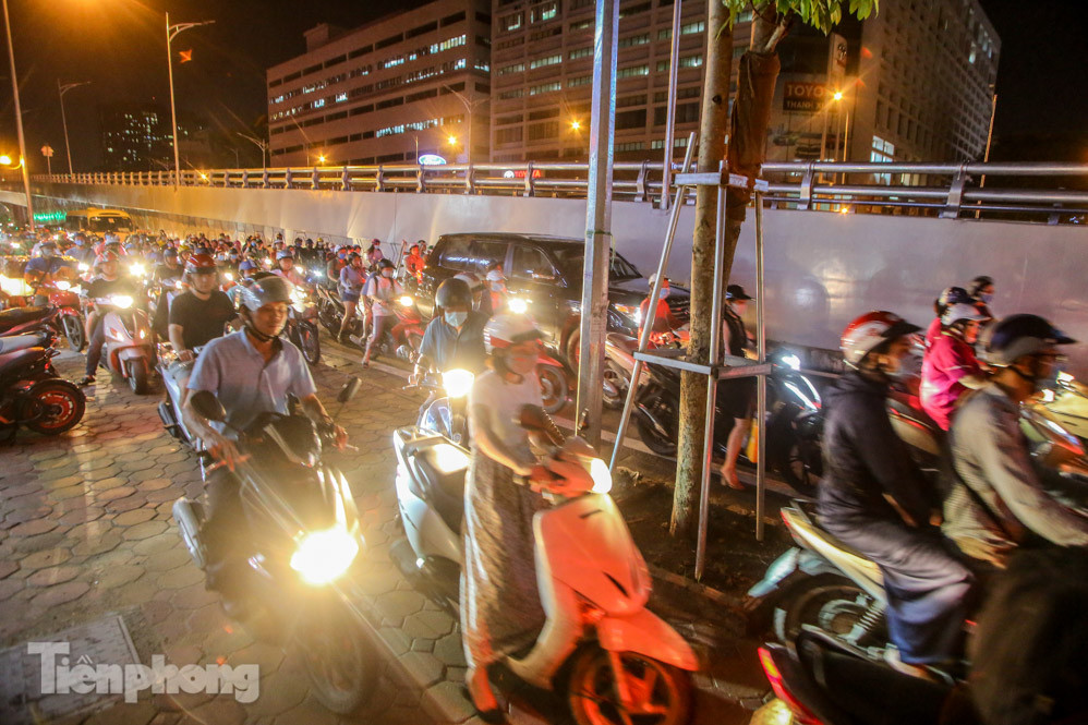 Đường phố Hà Nội đông nghẹt sau mưa tầm tã nhiều giờ ảnh 10