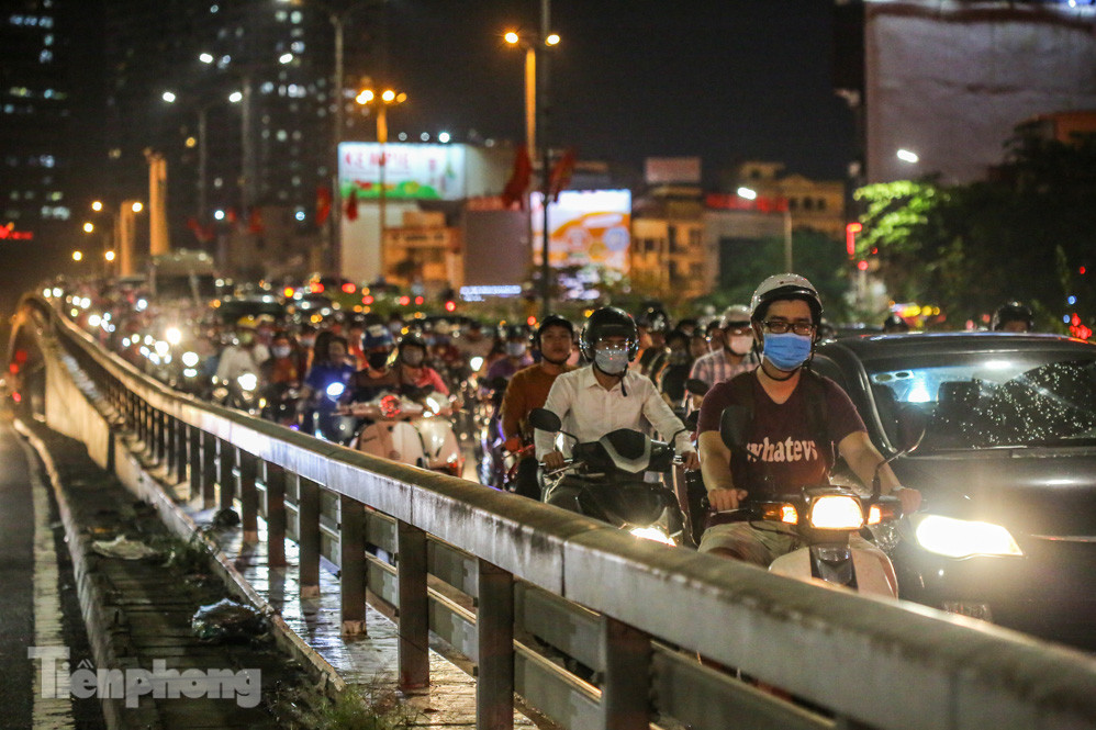 Đường phố Hà Nội đông nghẹt sau mưa tầm tã nhiều giờ ảnh 8