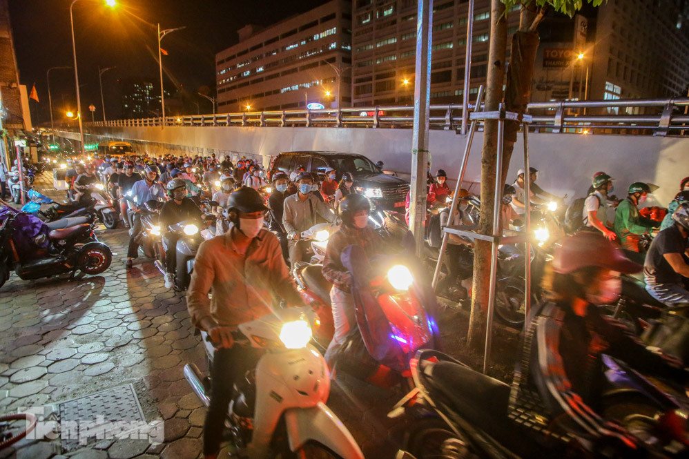 Đường phố Hà Nội đông nghẹt sau mưa tầm tã nhiều giờ ảnh 9