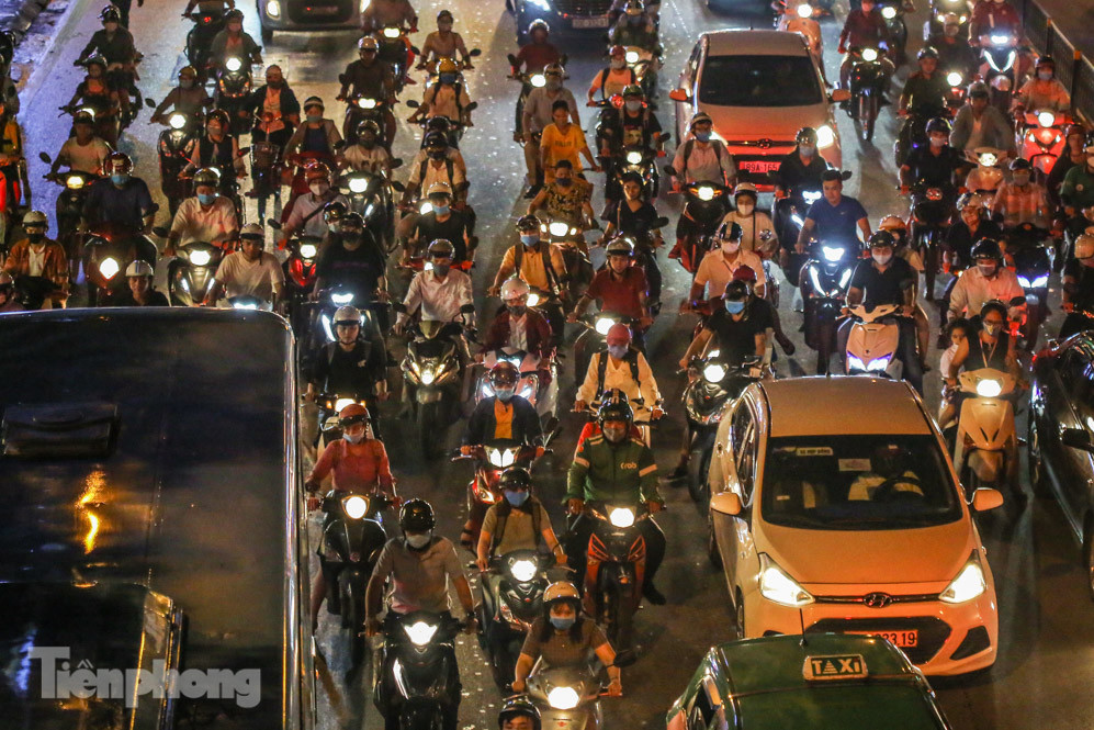 Đường phố Hà Nội đông nghẹt sau mưa tầm tã nhiều giờ ảnh 5
