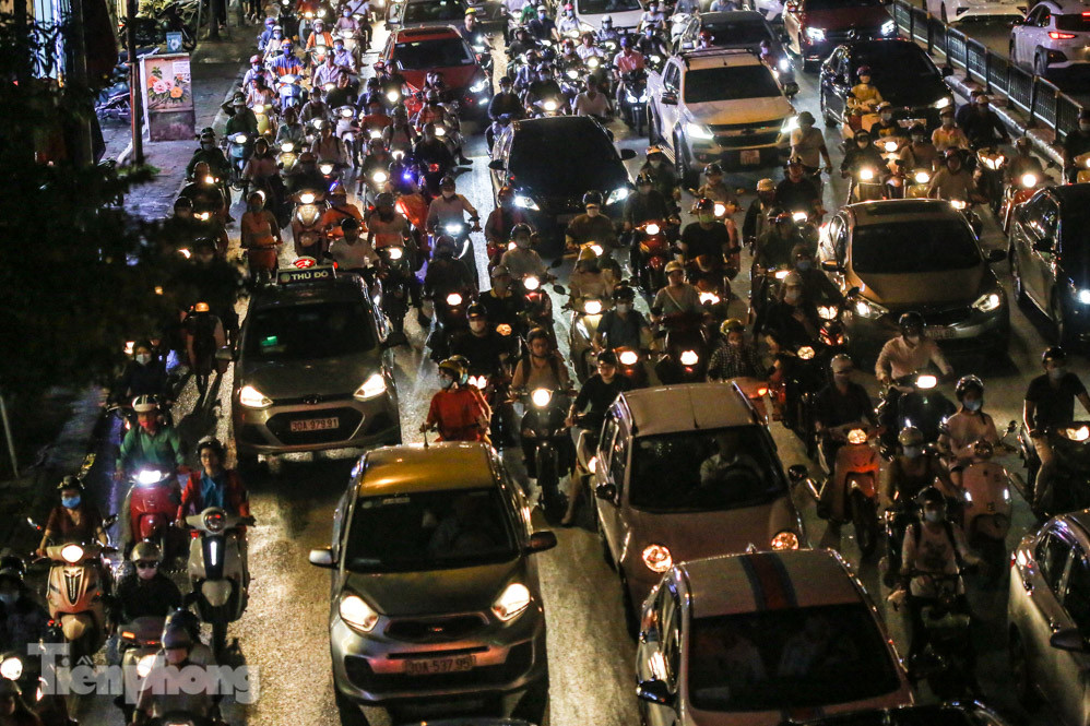 Đường phố Hà Nội đông nghẹt sau mưa tầm tã nhiều giờ ảnh 4