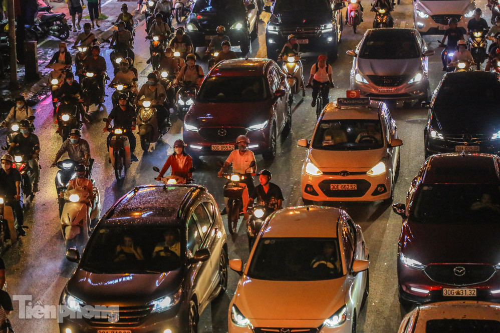 Đường phố Hà Nội đông nghẹt sau mưa tầm tã nhiều giờ ảnh 2