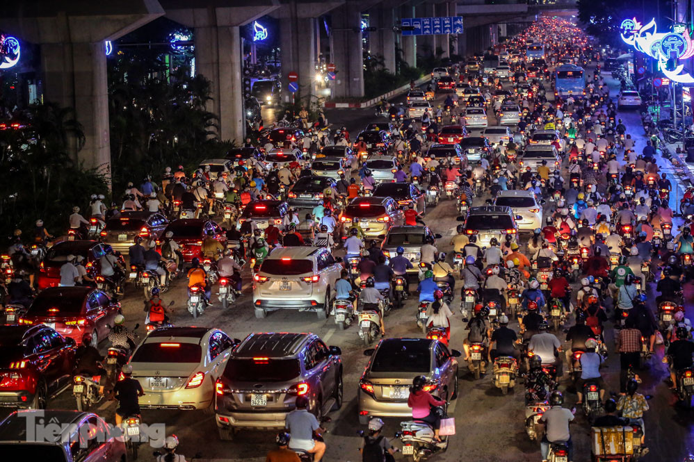 Đường phố Hà Nội đông nghẹt sau mưa tầm tã nhiều giờ ảnh 11