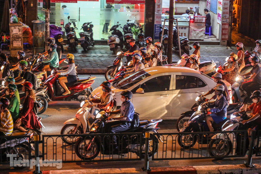 Đường phố Hà Nội đông nghẹt sau mưa tầm tã nhiều giờ ảnh 6