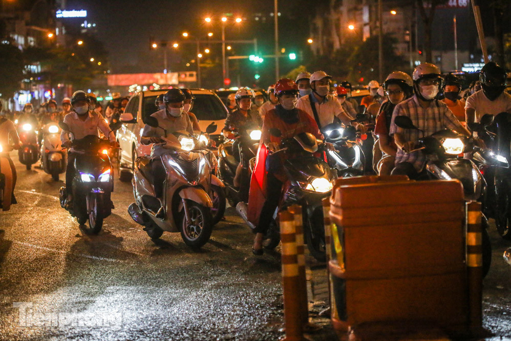 Đường phố Hà Nội đông nghẹt sau mưa tầm tã nhiều giờ ảnh 7