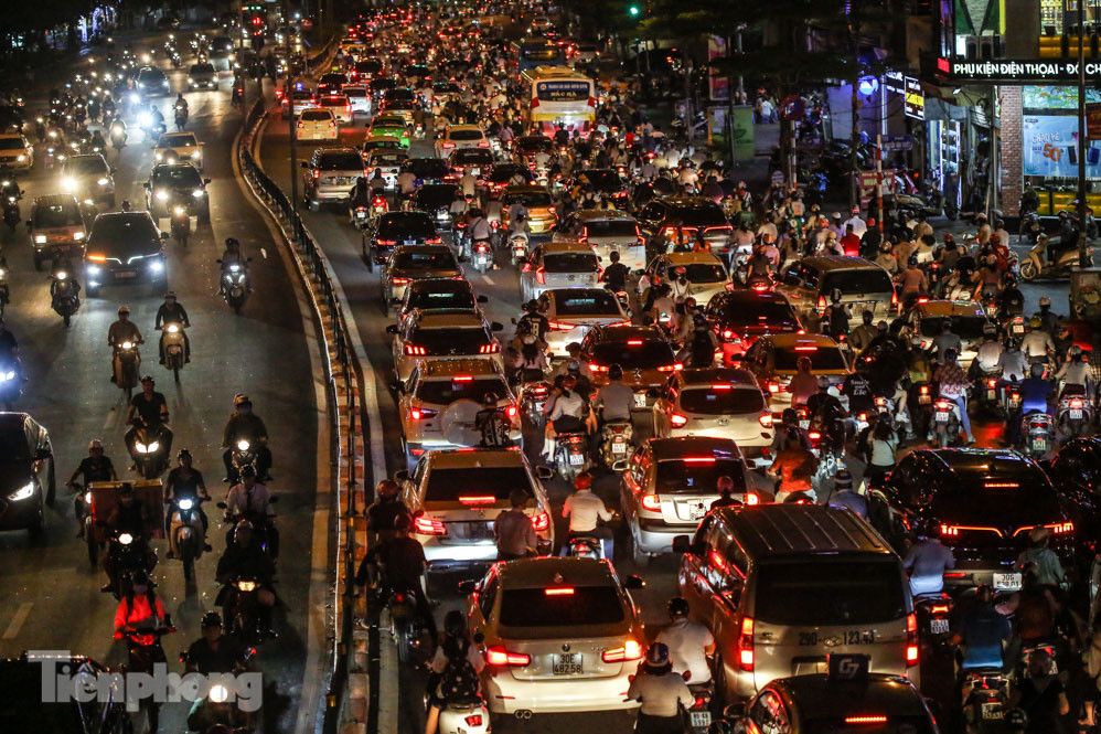 Đường phố Hà Nội đông nghẹt sau mưa tầm tã nhiều giờ ảnh 3