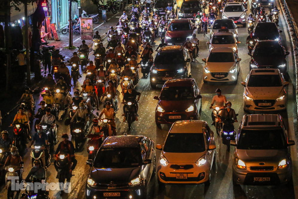 Đường phố Hà Nội đông nghẹt sau mưa tầm tã nhiều giờ ảnh 1