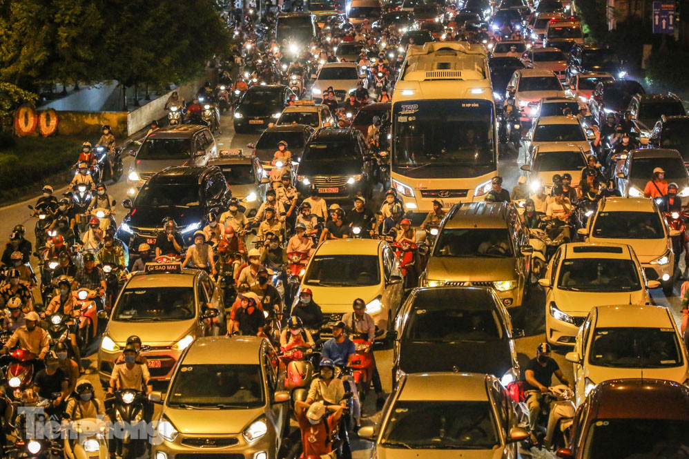 Đường phố Hà Nội đông nghẹt sau mưa tầm tã nhiều giờ ảnh 17