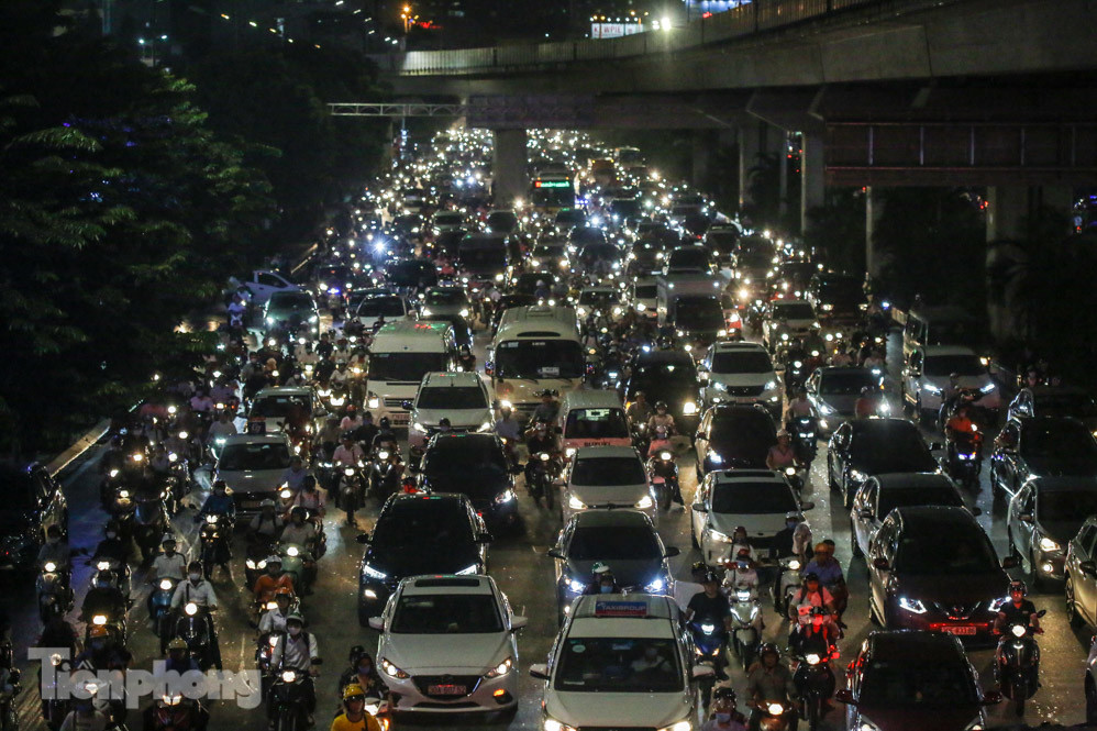 Đường phố Hà Nội đông nghẹt sau mưa tầm tã nhiều giờ ảnh 12