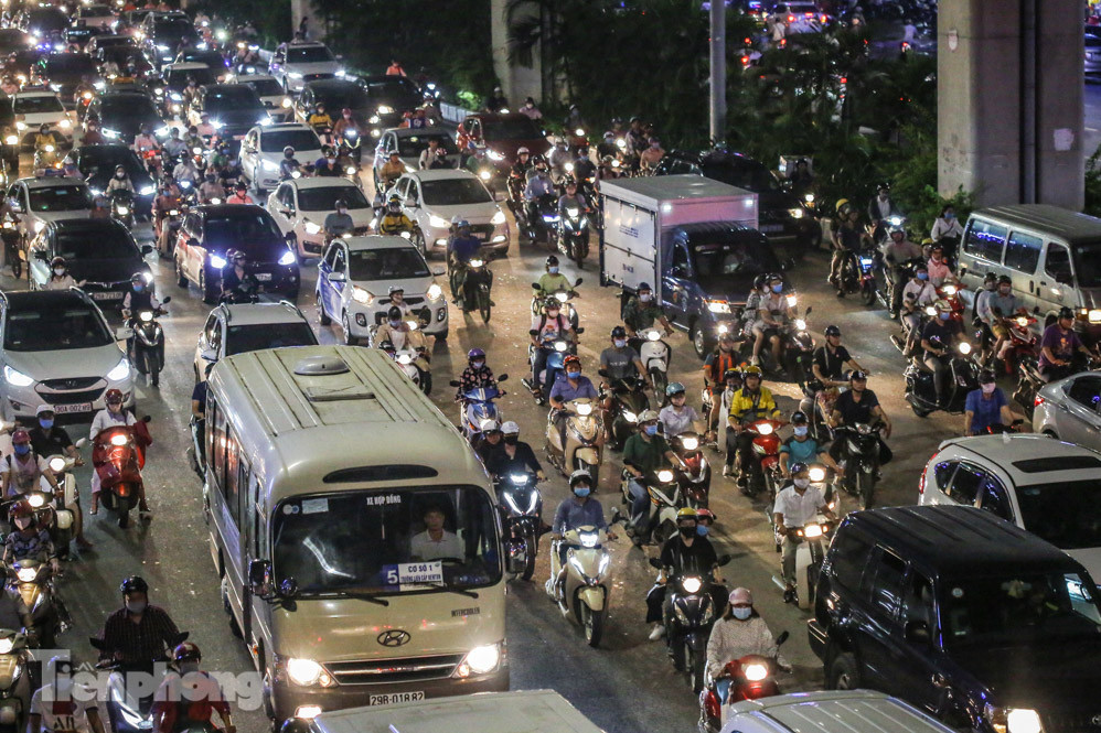 Đường phố Hà Nội đông nghẹt sau mưa tầm tã nhiều giờ ảnh 15