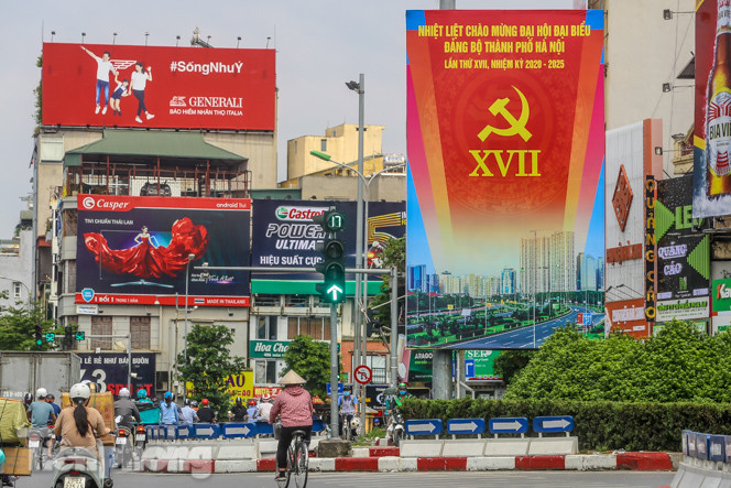 Phố phường rợp cờ hoa chào mừng 1010 năm Thăng Long - Hà Nội ảnh 1