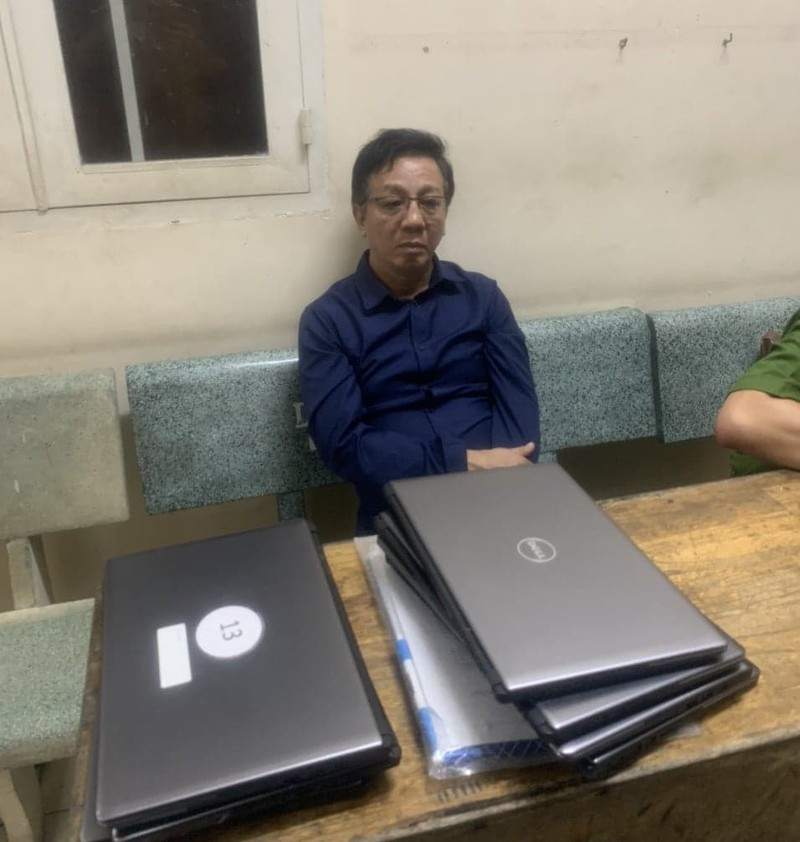 Xưng là cảnh sát, còng tay bảo vệ trường Sylvan để trộm, cướp ảnh 1